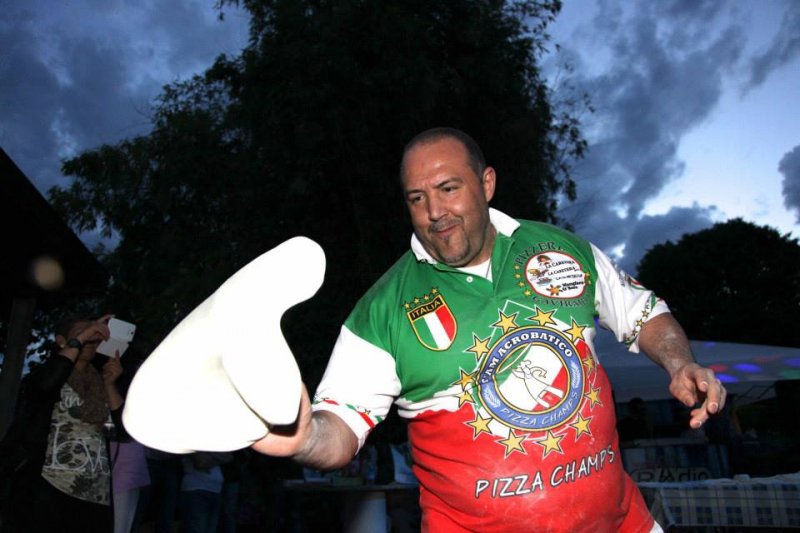 Leo fa la pizza accrobatica