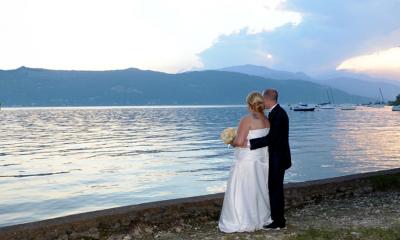 Una coppia di Sposi Sul Lago