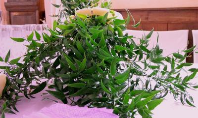 Fine decorazione con rametti di verde